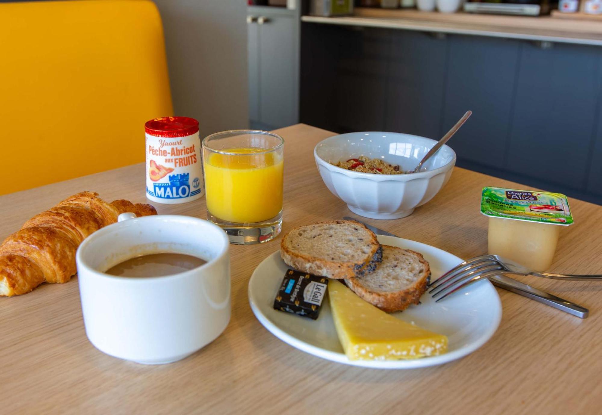 B&B Hotel Chateauroux Aeroport Déols Buitenkant foto